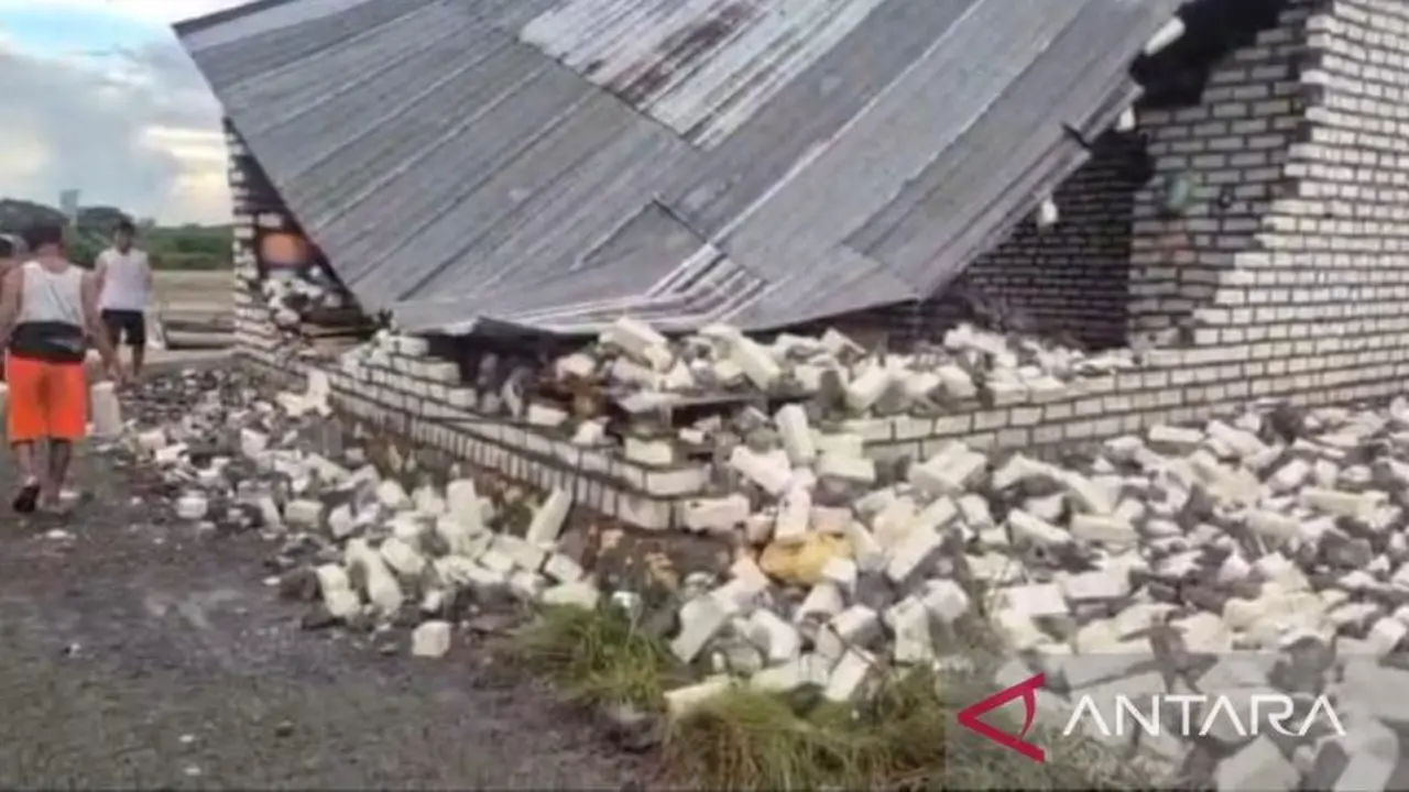 Angin kencang rusak bangunan milik warga di Pamekasan