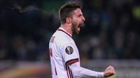 Pemain AC Milan, Fabio Borini berselebrasi setelah mencetak gol ke gawang Ludogorets Razgrad pada laga leg pertama babak 32 besar Liga Europa di Ludogerts Arena, Jumat (16/2). AC Milan memetik kemenangan 3-0 atas tuan rumah. (NIKOLAY DOYCHINOV/AFP)