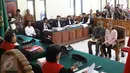 Terdakwa Margriet Megawe (kanan) dan Ketua KPAI Arist Merdeka Sirait (kiri) menjadi saksi dalam persidangan kasus pembunuhan Angeline dengan terdakwa Agustay Hamdamay di Pengadilan Negeri Denpasar, Selasa (12/1). (Liputan6.com/Angga Yuniar)
