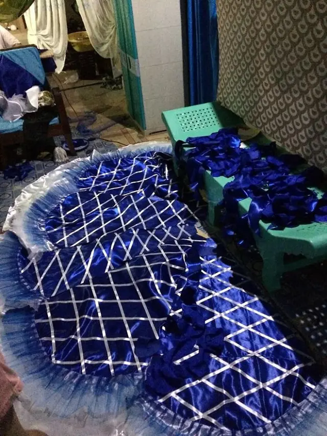 seorang pria membuat gaun prom untuk adiknya
