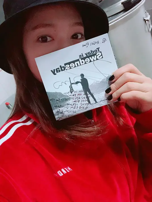Beberapa waktu silam, aktris kelahiran 18 Februari 1990 itu mengunggah sebuah foto. Pada foto itu, Park Shin Hye terlihat mengenakan jaket tracksuit warna merah. (Foto: instagram.com/ssinz7)