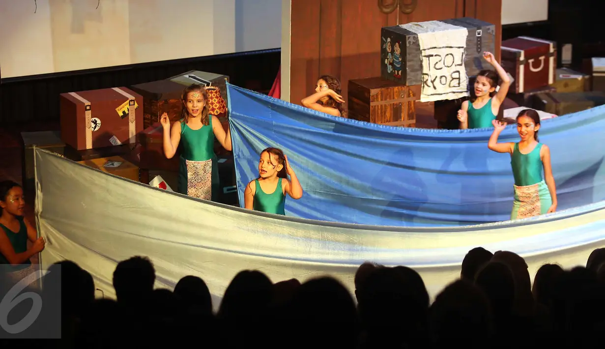 Sejumlah siswa siswi Sekolah Dasar JIS tampil dalam pementasan teater musikal bertajuk “Peter Pan JR” di Melati Theater JIS Pondok Indah, Jumat (05/04). Acara yang digelar tiap tahun bertujuan membangun karakter siswa. (Liputan6.com/Ali) 