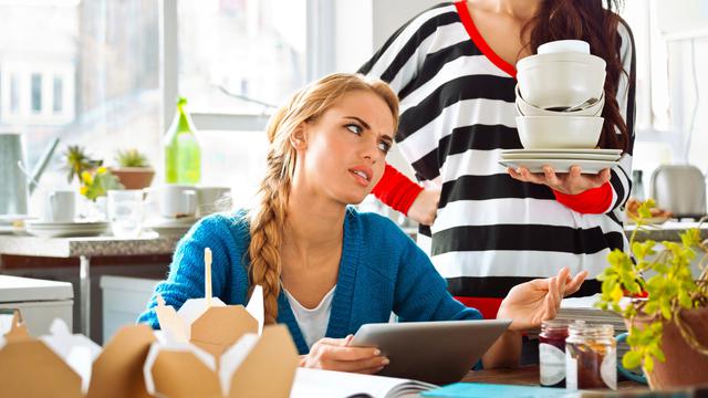 [Bintang] Kata Astrologer: 4 Zodiak Yang Hobinya Nyuruh Teman Sekamarnya