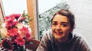 Tak hanya cocok dengan busana berwarna cerah, Maisie juga terlihat imut dengan sweater ukuran besar berwarna abu-abu ini. (Liputan6.com/Instagram/@maisie_williams)