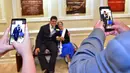 Siswa SMP Stafford, Stephen Vigil bersama teman kencannya, Julia Jarman (91), pada prom (pesta perpisahan sekolah) di Falmouth, Massachusetts, 20 Mei 2017. Remaja itu ingin menghabiskan waktu bersama sang nenek yang didiagnosis kanker pankreas. (AP Photo)