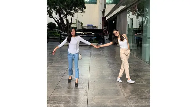 7 Potret Kedekatan Nong Poy dan Adik Perempuannya, Sister Goals