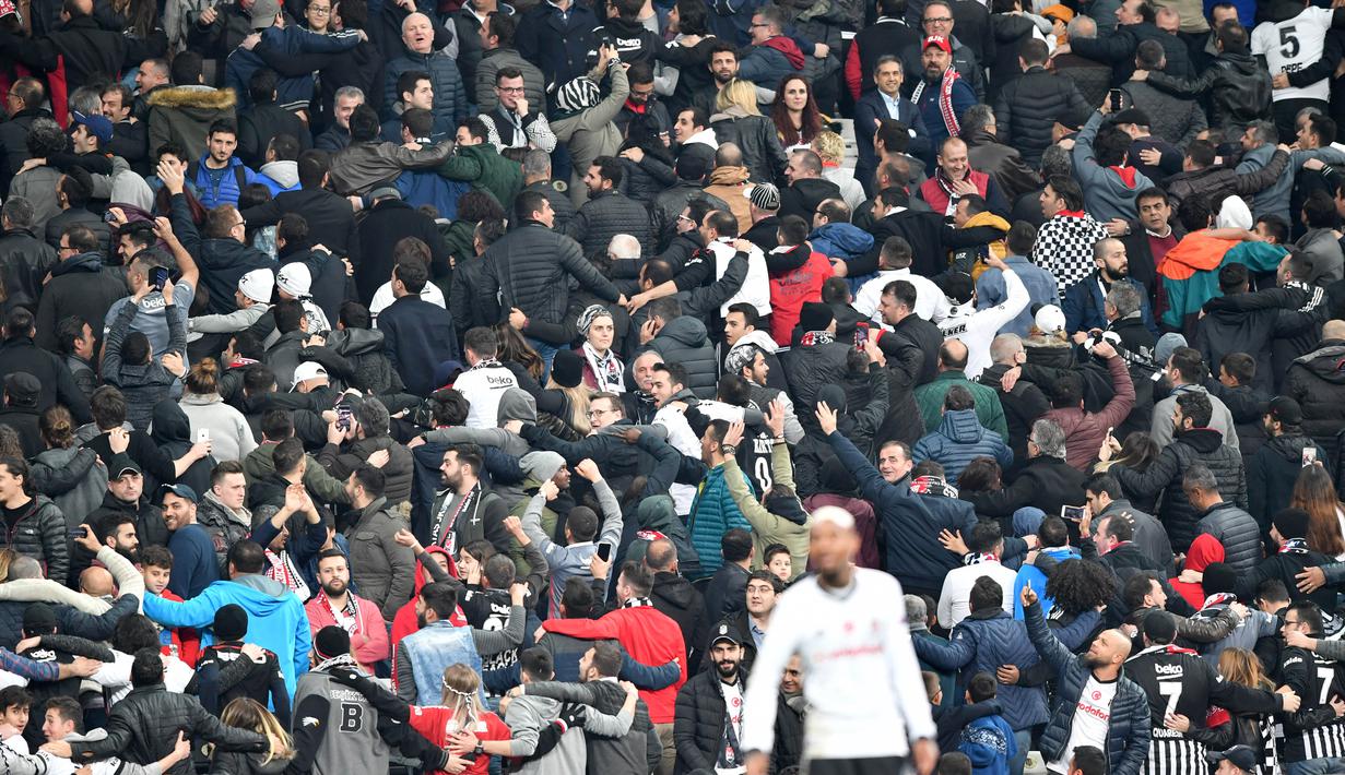 Cara suporter Besiktas mendukung timnya melawan Bayern Munchen pada leg kedua 16 besar Liga Champions di Vodafone Stadyumu, Besiktas Park, Istanbul, (14/3/2018). Bayern menang 3-1. (AFP/Bulent Kilic)