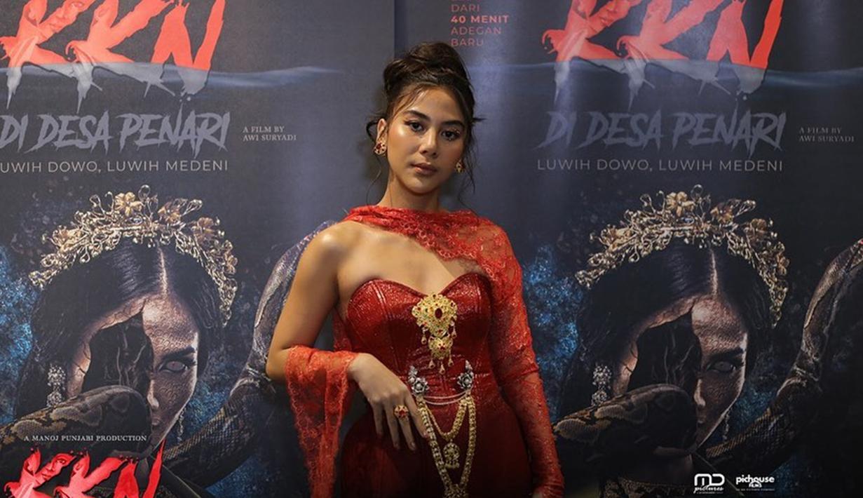 Adinda Thomas dalam acara gala premiere datang dengan mengenakan busana serba merah. Gaun yang juga terdiri dari bahan brokat itu menghiasi lengan bagian kiri dan diselempangkan pada bagian kanannya. Aksesoris berwarna emas juga melengkapi bagian depan gaunnya yang unik itu. (Liputan6.com/IG/@kknmovie)