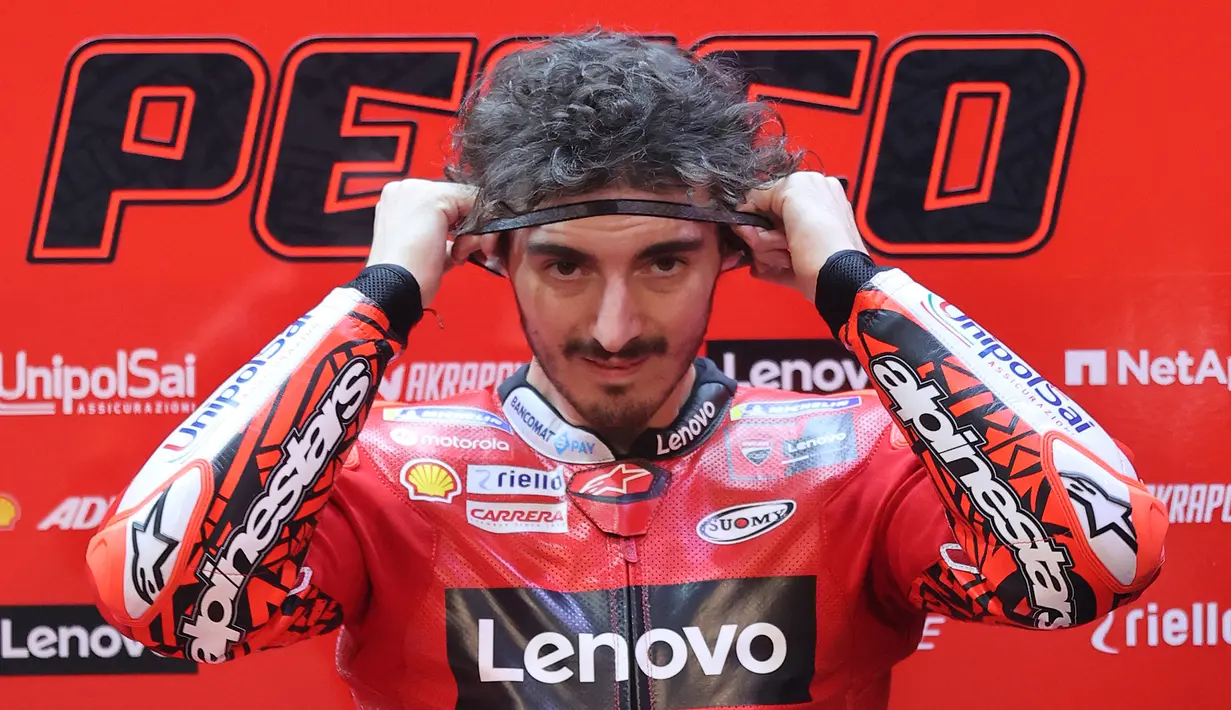 Francesco Bagnaia. Pembalap Italia berusia 25 tahun yang memperkuat tim Ducati Lenovo ini berstatus runner-up di MotoGP Musim 2021 lalu. Pada seri pertama MotoGP 2022 di Qatar ia yang start dari posisi ke-9 gagal finis usai terjatuh di lap ke-12 bersama dengan Jorge Martin. (AFP/Karim Jaafar)