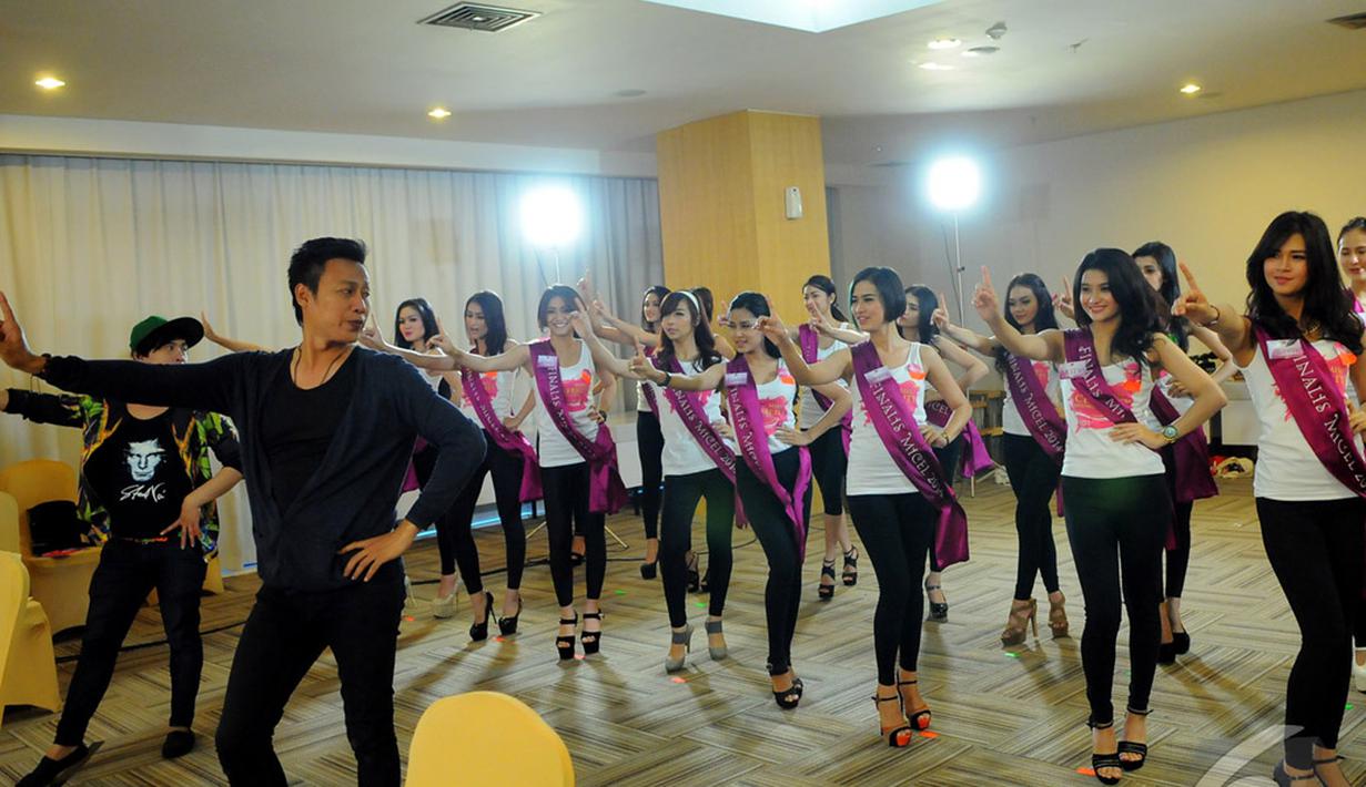 Di bawah pimpinan Uncle Jo (Johan Jafar), mereka mendapatkan berbagai arahan seputar bidang koreografi, Jaktim, Minggu (19/10/2014) (Liputan6.com/Faisal R Syam)