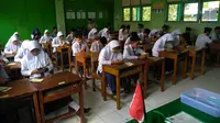 MTs Pakis dan MTs Ma’arif NU 2 Cilongok menjadi MTs pertama di Banyumas yang menggelar ujian semester dengan menggunakan android dan komputer. (Foto: Liputan6.com/Isrodin untuk Muhamad Ridlo)