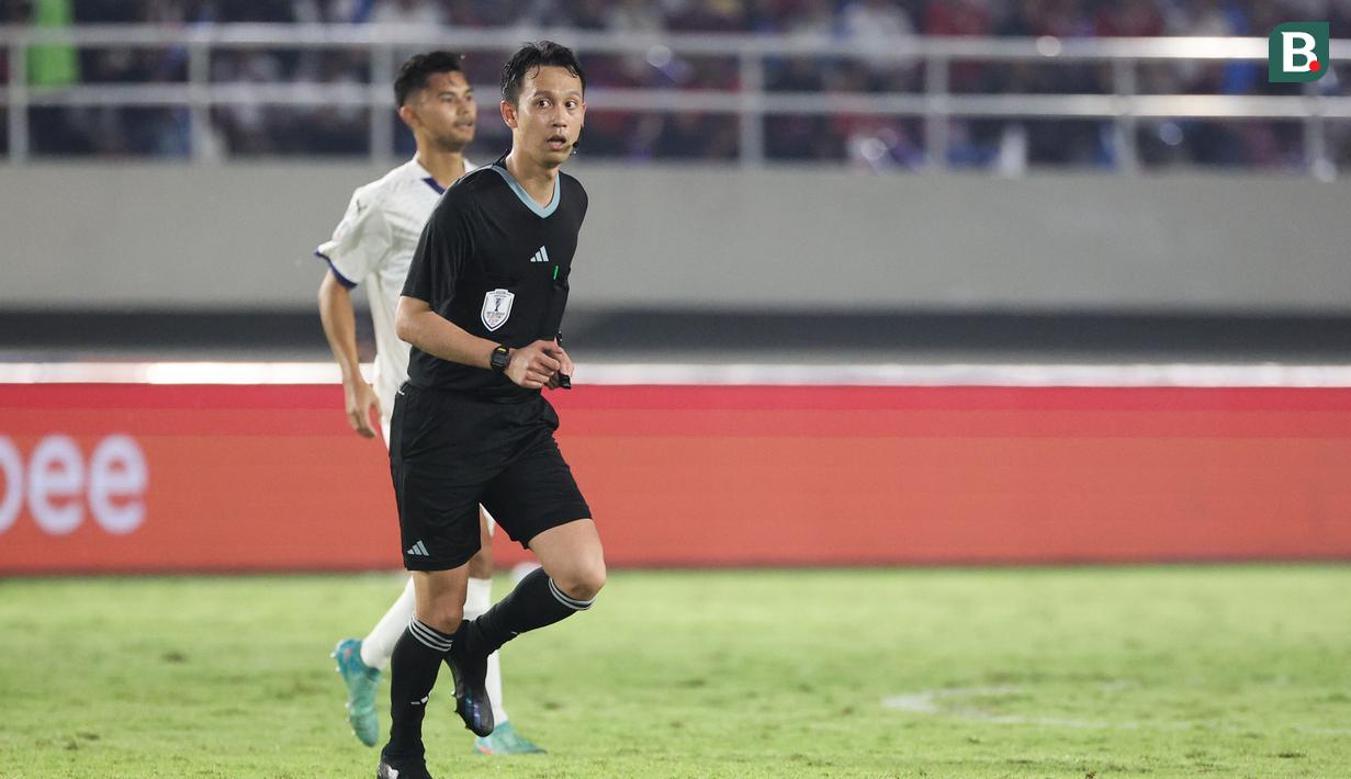 Wasit berusia 32 tahun ini bisa dibilang masih minim pengalaman memimpin laga internasional. Bahkan, berdasarkan catatan Soccerway dan Transfermarkt, laga Indonesia vs Filipina adalah debut internasional Takasaki pada level senior. (Bola.com/Abdul Aziz)