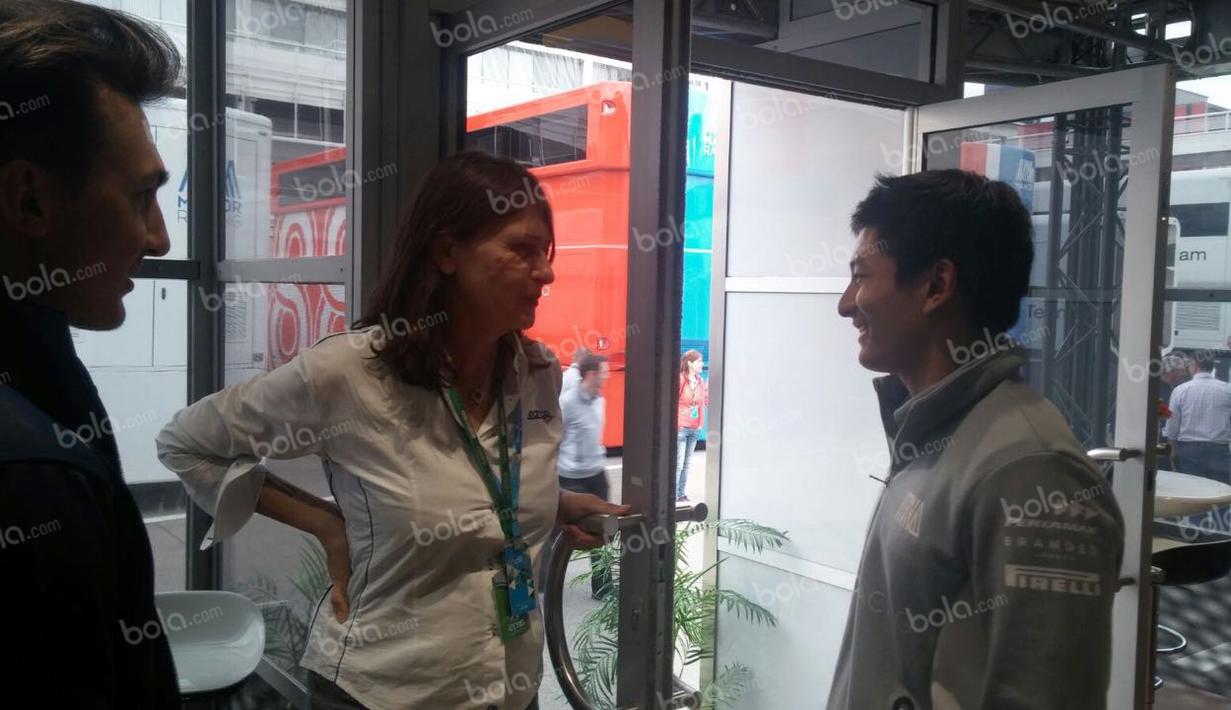 Rio Haryanto bersantai di paddock Manor Racing seusai latihan bebas kedua F1 GP Spanyol di Sirkuit Catalunya, Spanyol, Jumat (13/5/2016). (Bola.com/Reza Khomaini)