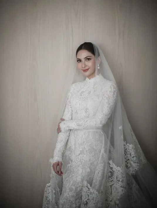 Jessica Mila menikah dengan Yakup Hasibuan pada tahun 2023. Pernikahan pun digelar mewah dan meriah, Jessica pun tampil dengan gaun putih brokat lengan panjang dari Yefta Gunawan. [@jscmila]