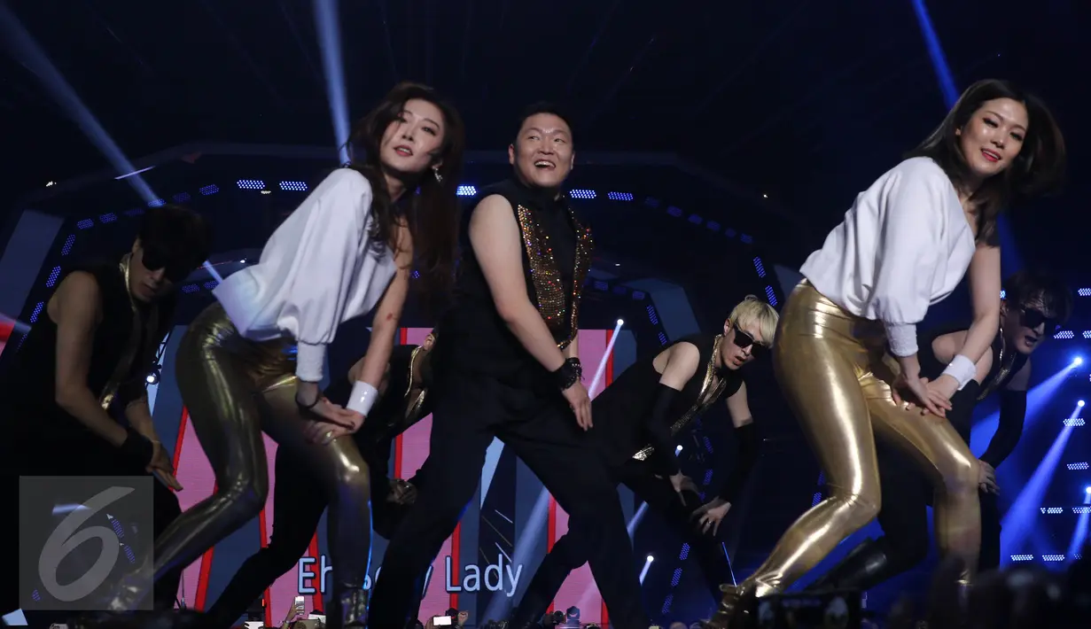 PSY bersama para dancer saat menghibur penonton dalam acara Oppo Selfie Fest di ICE Tangerang, Banten, Kamis (24/11). PSY yang berhasil membuat para penonton bergoyang saat acara tersebut. (Liputan6.com/Herman Zakharia)