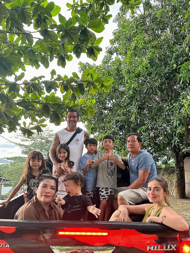 7 Momen Seru Yasmine Wildblood Main Ke Curug, Liburan Bareng Keluarga