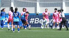 Duel sengit sarat drama mewarnai laga antara Persib Bandung (jersey biru) dan Samba Persada Women (jersey pink) di babak penyisihan Grup U-18 Hydroplus Soccer League All Stars 2025/2026 yang berlangsung di Supersoccer Arena, Kudus, Jawa Tengah, Jumat (10/7/2026). Akademi Persib berhasil menang 2-0 atas Samba Persada Women sekaligus memastikan diri untuk melangkah ke semifinal. (Bola.com/Nirmatuloh Efendi)