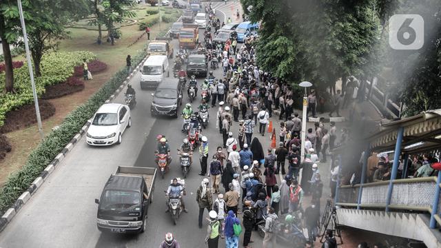 FOTO: Sidang Perdana Rizieq Shihab, Massa Pendukung Geruduk PN Jakarta Timur