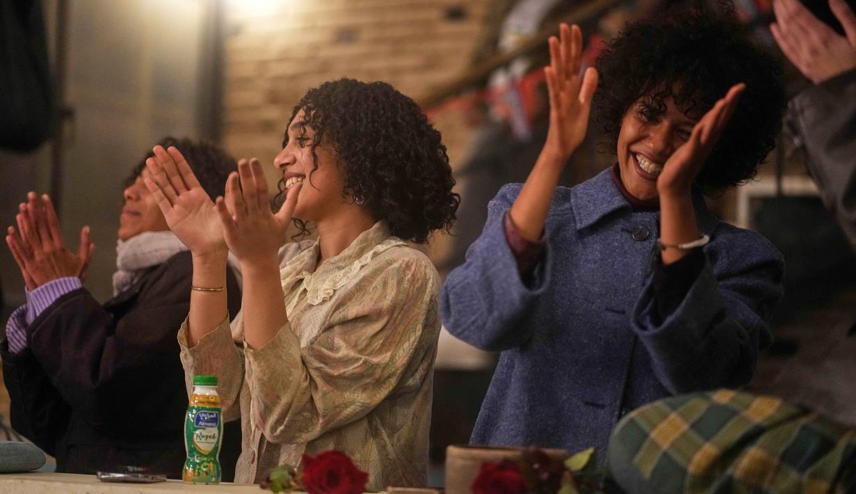 Afnan Shaher juga memimpin @dory_project, yang berfokus pada tari putar Sufi dan seni pertunjukan. Tampak dalam foto, para penggemar penari darwis wanita Afnan Shaher bertepuk tangan selama pertunjukan untuk menandai bulan suci Ramadan di Kairo, Mesir, Jumat 27 Februari 2026. (AP Photo/Amr Nabil)