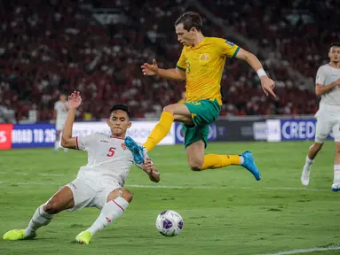 Pemain Timnas Indonesia,&nbsp;Rizky Ridho, berusaha menghadang pemain Australia,&nbsp;Craig Goodwin, pada laga kedua Grup C Kualifikasi Piala Dunia 2026 Zona Asia di Stadion Utama Gelora Bung Karno (SUGBK), Jakarta Pusat, pada Selasa (10/9/2024). (Bola.com/Bagaskara Lazuardi)