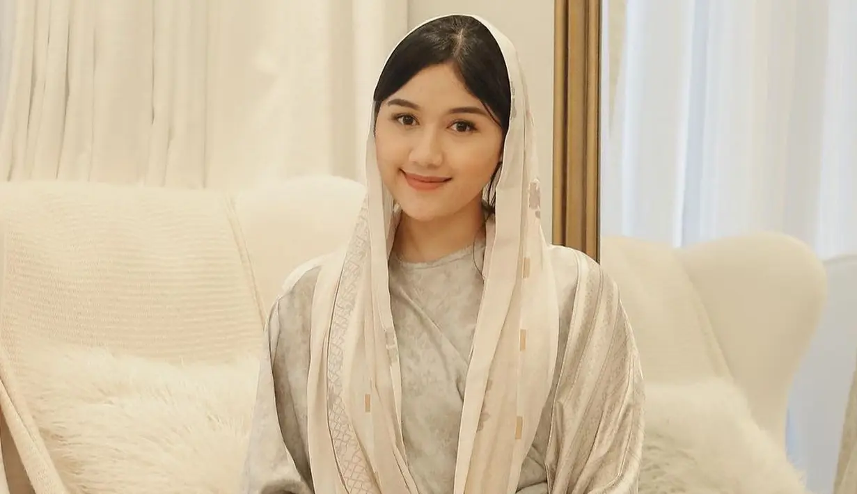 <p>Tampilan Erina Gudono dibalut gamis dan kerudung bisa jadi pilihan untuk kamu yang non-hijab. [Foto: IG/erina.gudono].</p>