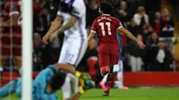 Striker Liverpool Mohamed Salah merayakan gol ke gawang NK Maribor pada laga Liga Champions di Anfield, Rabu (1/11/2017). (AFP/Paul Ellis)