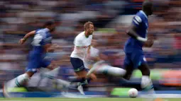 Dalam gambar yang diambil dengan kecepatan rana lambat ini memperlihatkan pemain Tottenham Hotspur Harry Kane (tengah) mengontrol bola saat melawan Chelsea pada pertandingan sepak bola Liga Inggris di Stadion Stamford Bridge, London, Inggris, 14 Agustus 2022. Pertandingan berakhir imbang 2-2. (AP Photo/Ian Walton)