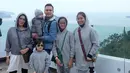 Ussy Sulistyawati, Andhika Pratama dan keempat anaknya saat berpose di Ocean Park Hong Kong. "loveeeeely moment" tulis Ussy Sulistyawati sebagai keterangan foto bersama keluarganya. (Instagram/ussypratama)