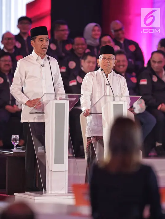 Capres dan Cawapres nomor urut 01 Joko Widodo-Ma'ruf Amin memaparkan visi misi di Debat Capres Pilpres 2019 pertama di Jakarta, Kamis (17/1). Debat perdana ini mengangkat tema hukum, hak asasi manusia, terorisme, dan korupsi. (Liputan6.com/Faizal Fanani)
