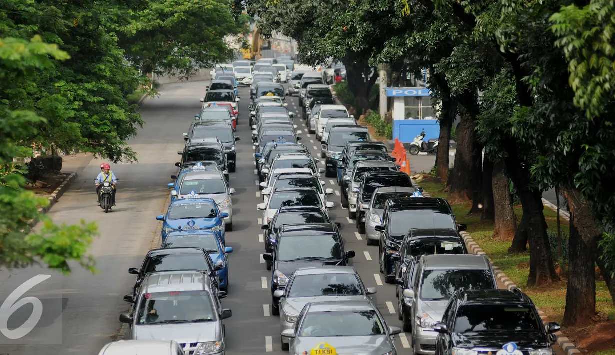 Sejumlah kendaraan melintasi kawasan Semanggi menuju kawasan Thamrin, Jakarta, Selasa (5/4). Uji coba sistem "three in one" ini merupakan hari pertama yang dilakukan oleh Pemprov DKI Jakarta dan Polda Metro Jaya. (Liputan6.com/Gempur M Surya)