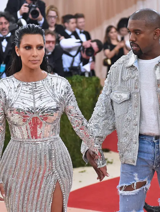 Mulai kabar perceraiannya dengan Kanye West, skandal video seks Kim Kardashian yang disebarkan oleh Kris Jenner, dan yang paling hangat North West bukan putri biologis dari Kanye. (AFP/Bintang.com)