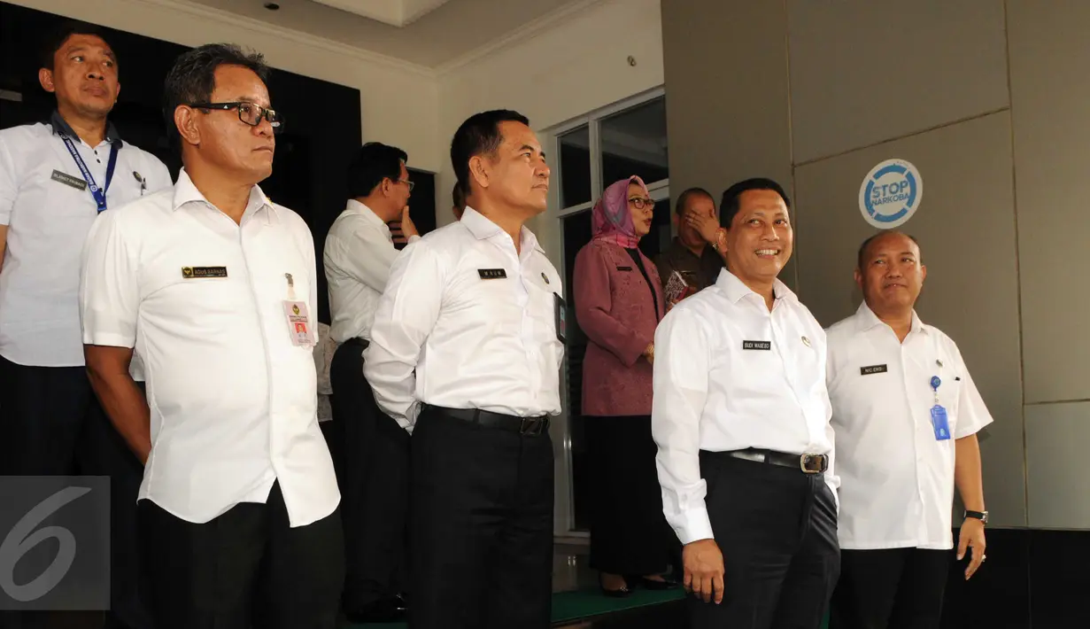 Kepala BNN Budi Waseso (kedua kanan) saat menunggu kedatangan Menkopolhukam Luhut Binsar Pandjaitan ke Gedung BNN, Jakarta, Kamis (10/3/2016). Kedatangan Luhut untuk mengecek langsung fasilitas yang dimiliki BNN. (Liputan6.com/Helmi Afandi)