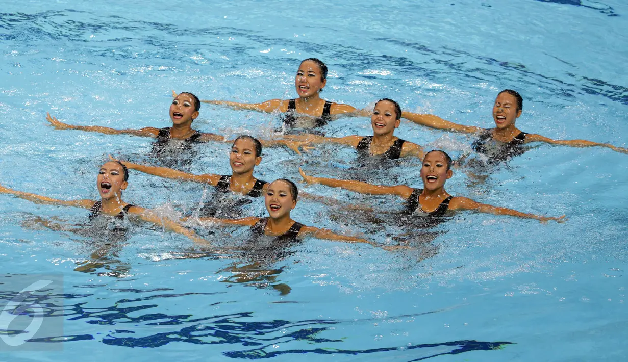 Tim renang indah Indonesia berhasil menyumbang medali pertama bagi kontingen Merah Putih di Sea Games 2015 Singapura. Keceriaan tim renang indah Indonesia saat tampil di OCBC Aquatic Centre, Rabu (3/6/2015). (Liputan6.com/Helmi Fithriansyah)