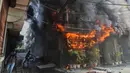 Masyarakat setempat berupaya memadamkan api yang membakar sebuah hotel di New Delhi, India, Rabu 3 Juni 2026. (AP Photo/Manish Swarup)