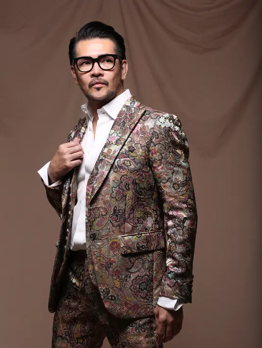 Untuk menyempurnakan penampilannya, Ferry Salim biasanya memadukan jas dengan sepatu sneakers. (Bambang E. Ros/Bintang.com)