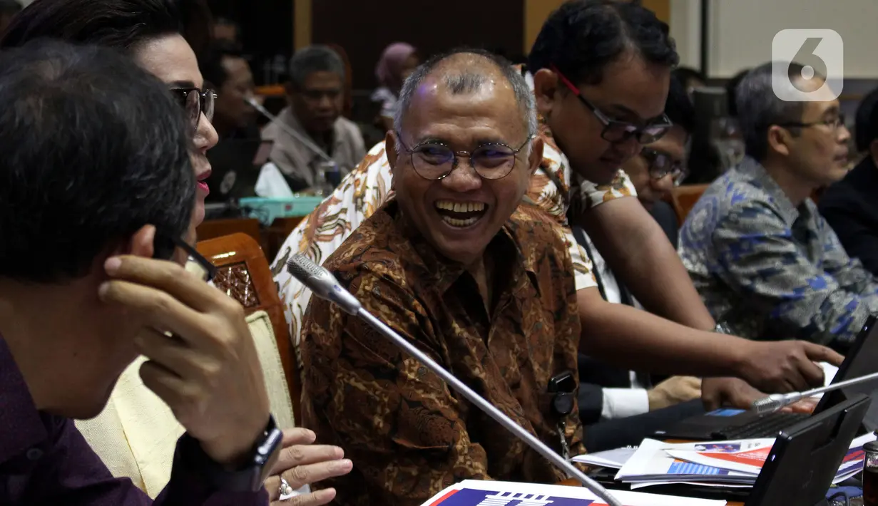 Ketua Komisi Pemberantasan Korupsi (KPK) Agus Rahardjo berbincang saat akan mengikuti rapat dengan Komisi III DPR RI di kompleks Parlemen, Jakarta, Rabu (27/11/2019). Rapat membahas evaluasi kinerja KPK masa kerja 2015-2019. (Liputan6.com/Johan Tallo)