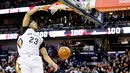 Pemain New Orleans Pelicans, Anthony Davis (23) melakukan dunks  saat melawan Cleveland Cavaliers pada lanjutan NBA di Smoothie King Center, New Orleans, Sabtu (5/12/2015) WIB. (Reuters/Derick E. Hingle)