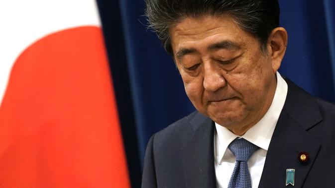 Perdana Menteri Jepang Shinzo Abe berbicara dalam konferensi pers di Kediaman Resmi Perdana Menteri, Tokyo, Jepang, Jumat (28/8/2020). Shinzo Abe pada 28 Agustus 2020 mengumumkan bahwa dia mengundurkan diri sebagai Perdana Menteri Jepang karena masalah kesehatan. (Franck ROBICHON/POOL/AFP)