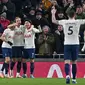 Striker Tottenham Hotspur Harry Kane (kedua kiri) berselebrasi setelah mencetak gol ke gawang Everton pada pekan ke-28 Liga Inggris 2021-2022 di Tottenham Hotspur Stadium, Selasa (8/3/2022) dini hari WIB. Tottenham Hotspur tanpa ampun menghajar Everton lima gol tanpa balas. (Ben STANSALL/AFP)