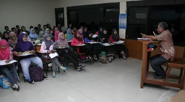 Para mengikuti kegiatan perkuliahan di Fakultas Ilmu Sosial, Universitas Negeri Jakarta, (17/9/14). (Liputan6.com/Faizal Fanani)