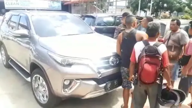 Mobil Kepala Disperindag Batam diadang Pelansir BBM. (Foto: Liputan6.com/Tangkapan layar video)
