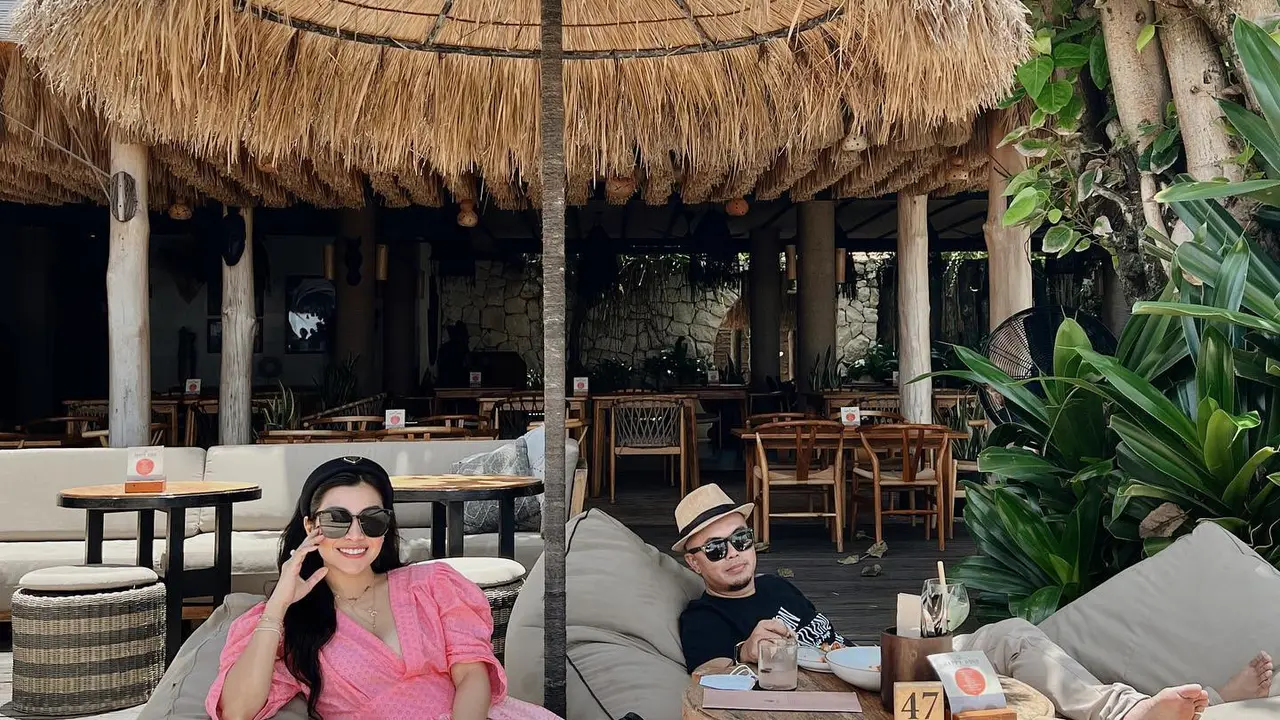 Mesra Berdua, Ini 7 Momen Bulan Madu Dadakan Nisya Ahmad Ke Bali