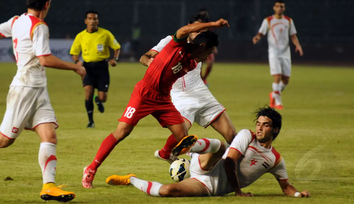 Timnas Indonesia takluk 0-2 dari Suriah pada laga persahabatan di Stadion GBK Jakarta, (15/11/2014). (Liputan6.com/Helmi Fithriansyah)