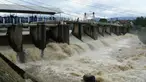 Seiring dengan guyuran hujan deras yang tak henti, ketinggian air pada beberapa titik di Jakarta siang ini terus meningkat. Pintu Air Karet bahkan kini ketinggian airnya menembus Siaga I. 
