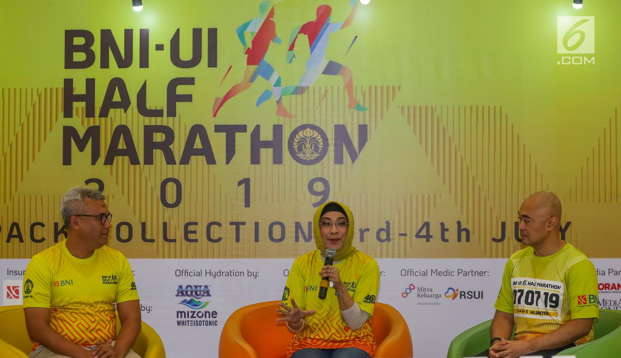 Ketua Umum ILUNI UI Arief Budhy Hardono, Direktur Hubungan Kelembagaan BNI Adi Sulistyowati, dan Ketua Pelaksana BNIUIHM2019 Wisaksono Soegandhi dalam Konferensi Pers jelang BNI UI Half Marathon (BNIUIHM2019) di FX Sudirman, Jakarta, Rabu (3/6/2019). (Liputan6.com/Fery Pradolo)
