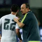 Pelatih baru Real Madrid Rafael Benitez (kanan) memberi instruksi kepada pemainnya Francisco Roman " Isco " di Stadion Tianhe, Cina, Senin, (27/7/2015) . Kemenangan Madrid masing – masing dicetak oleh jese, Varane dan James Rodriguez. (REUTERS/Tyrone Siu)