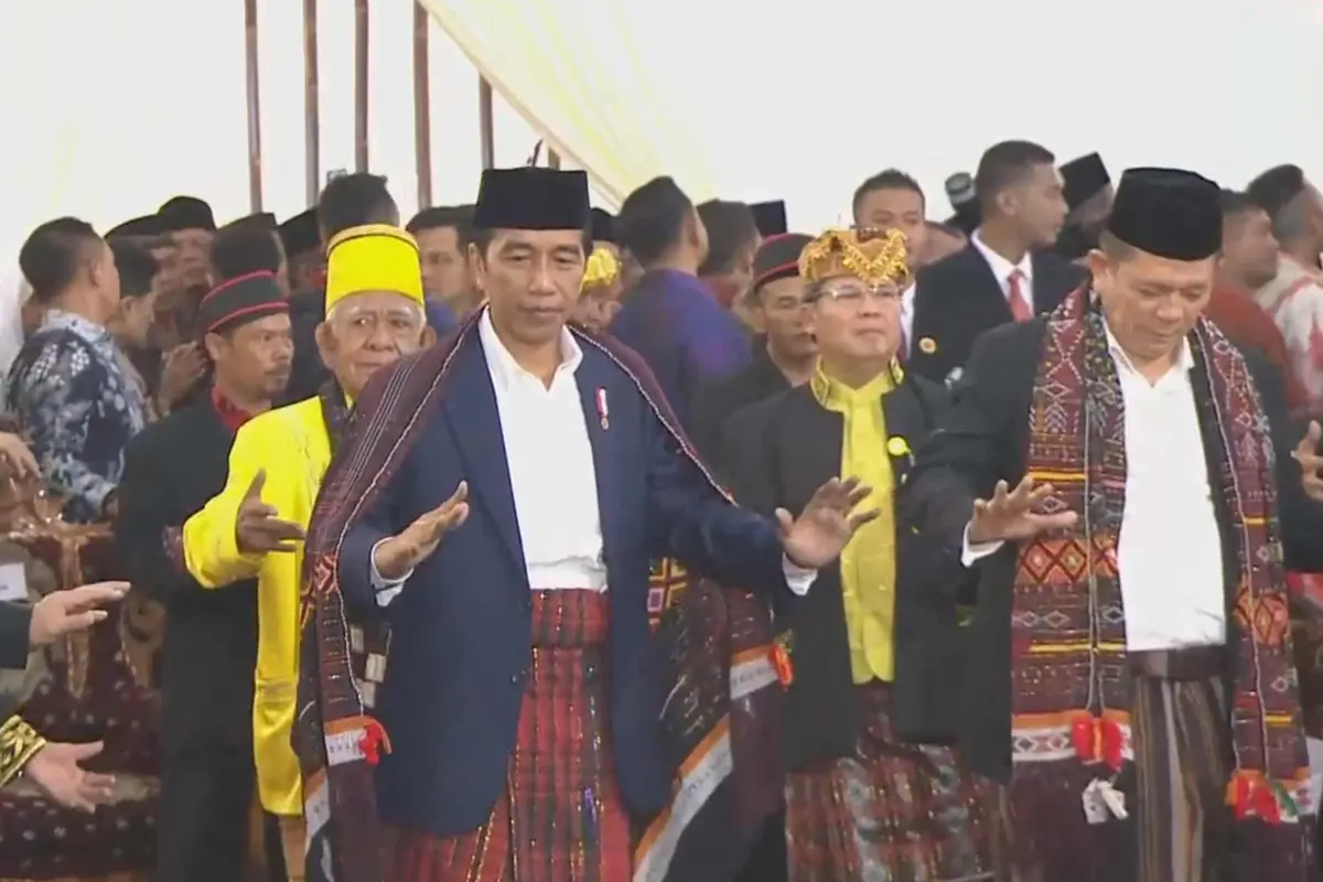 Jokowi Menari Tor-Tor di Pesta Adat Kahiyang-Bobby