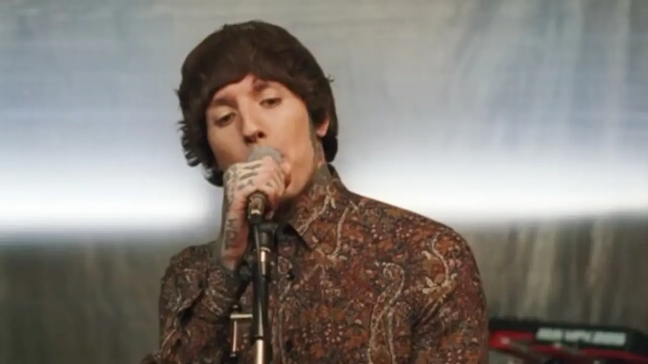 Heboh, Vokalis Bring Me The Horizon Pakai Batik di Video Terbaru