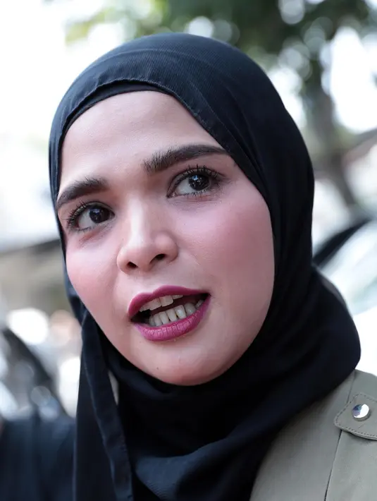 Sedangkan dari sang istri, Rosmanizar berusaha untuk mengikuti sidang lantaran ingin tahu maksud permohonan talak cerai yang diajukan oleh mantan suami Ayu Ting Ting itu. (Deki Prayoga/Bintang.com)