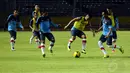 Menurut pelatih timnas Indonesia U19, Indra Sjafrie, latihan yang dilakukan di Stadion GBK Jakarta selain untuk menghadapi Myanmar juga difokuskan pada pemantapan program, (3/5/2014). (Liputan6.com/Helmi Fithriansyah)